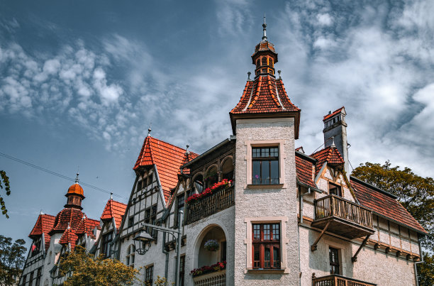 春天花园里的老房子红瓦顶图片下载