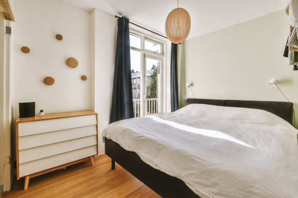 舒适的卧室，带阳台门图片下载