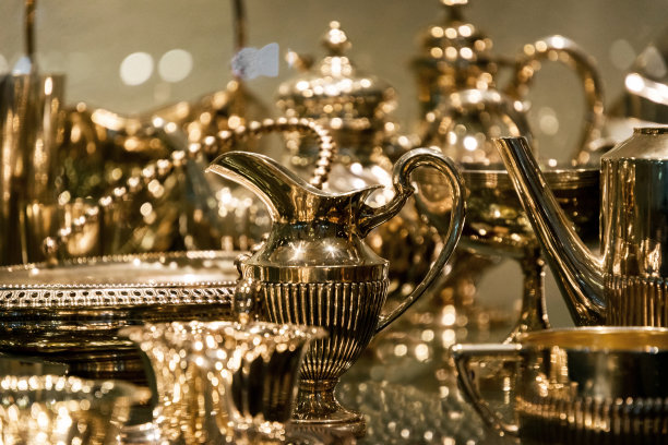 银色和青铜古董餐具图片下载