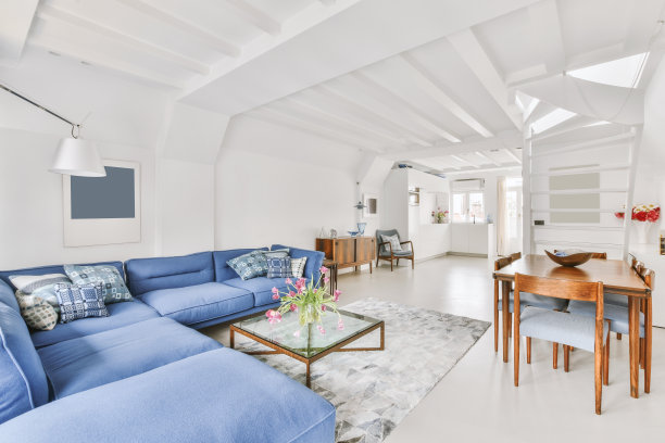 宽敞的客厅，蓝色沙发和楼梯图片下载