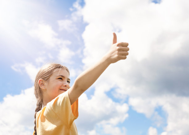 女孩在户外展示拇指特写图片下载
