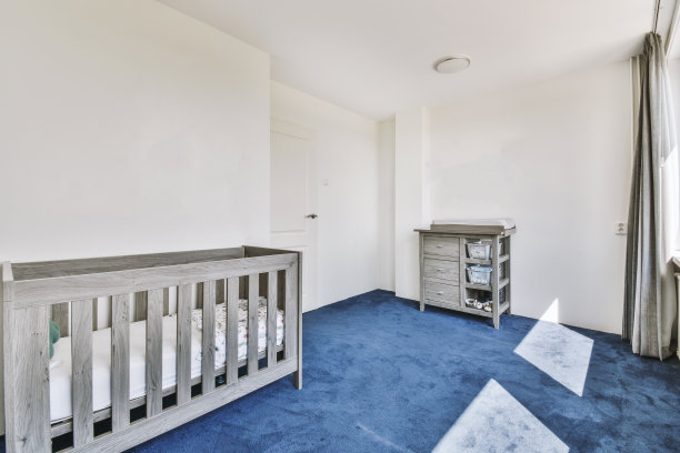 明亮舒适的婴儿房，配有婴儿床图片下载