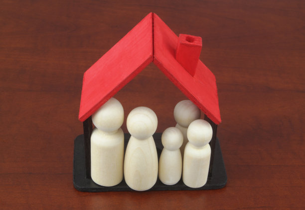 木制房子里的家庭人物。图片下载