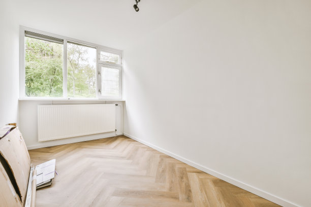 只有窗户和纸板箱的空房间图片下载