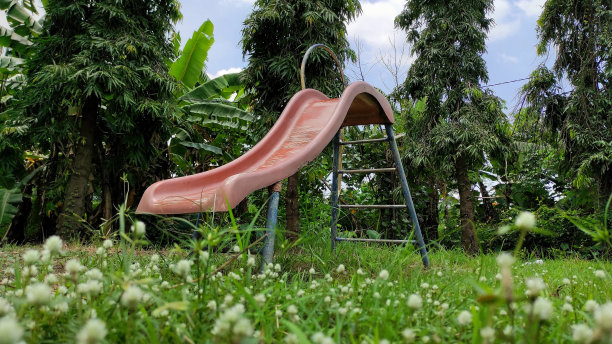 公园里的老滑梯图片下载