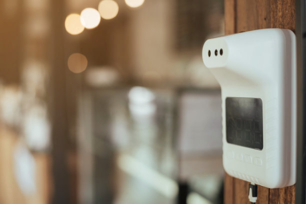 体温仪、自动红外体温仪检测covid-19大流行的温度。图片下载