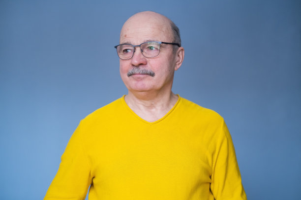 年长的西班牙人在试他的新眼镜。图片下载