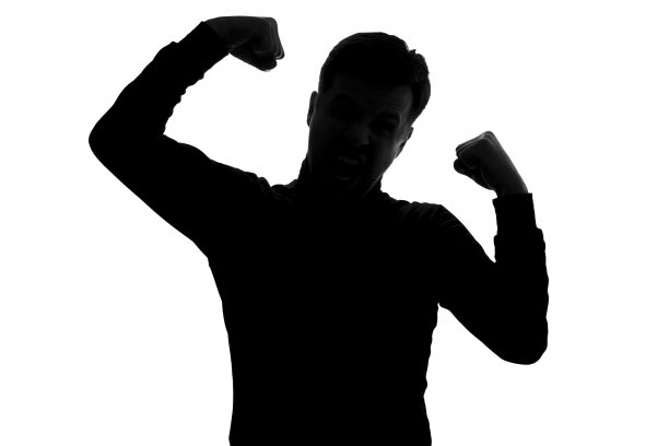 男子展示手臂肌肉自豪微笑。健康的概念。图片下载