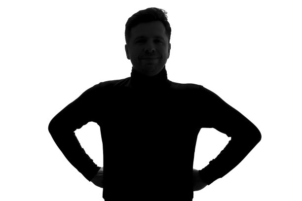 成熟男人自信的剪影。黑白照片图片下载