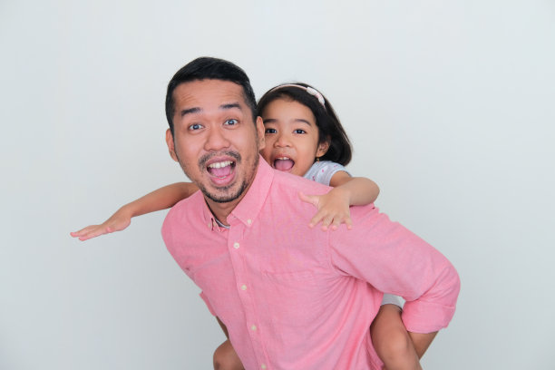 一位父亲背着女儿，神情激动图片下载