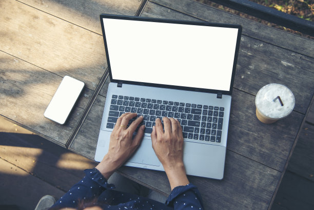 空屏幕笔记本电脑博主女人的手打字电脑键盘。特写女性的手使用笔记本电脑坐在咖啡店的花园。俯视图自由职业女性工作式电脑键盘空白屏幕图片下载