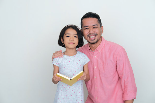 父亲骄傲地微笑着拥抱着女儿图片下载