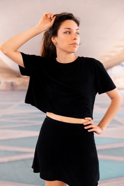 姿态酷炫的年轻女子肖像图片下载