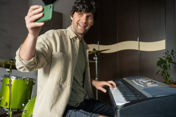 一名男子通过智能手机向粉丝打招呼，并上钢琴课图片下载