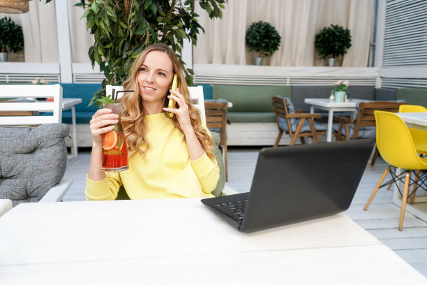 年轻的女性自由职业者在咖啡馆工作，带着上网本。图片下载