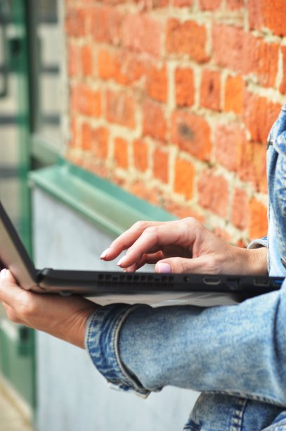 笔记本电脑的女孩图片下载