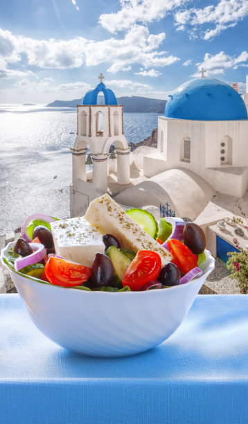 希腊沙拉与希腊圣托里尼岛伊亚村著名的教堂相映衬图片下载
