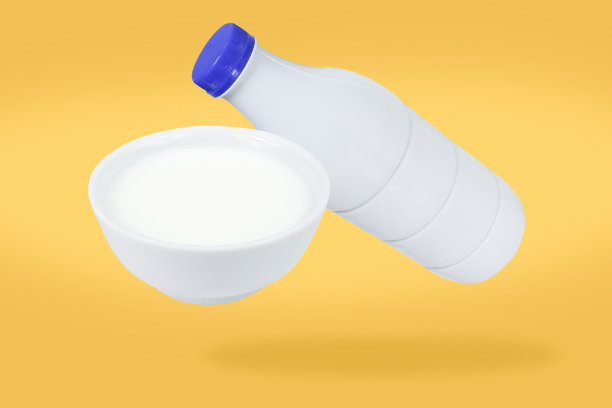 牛奶碗和牛奶瓶下落或飞行。图片下载