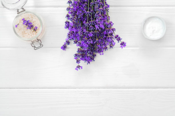 草药油和薰衣草花在白色的木制背景图片下载