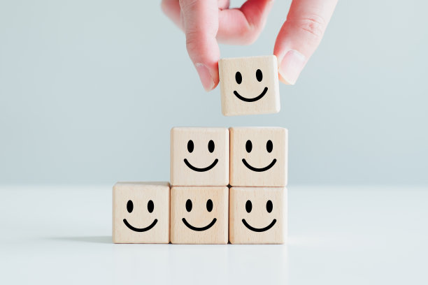 手握微笑的脸。服务等级、排名、顾客评价、满意度和情感概念。图片下载