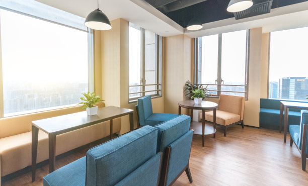 办公室等候区配有沙发，扶手椅，城市景观图片下载