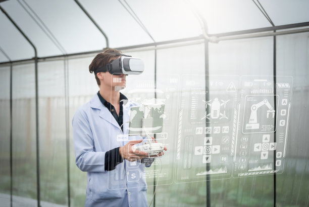 英俊的农业研究人员肖像使用VR眼镜在工业温室种植研究。未来农业的概念图片下载