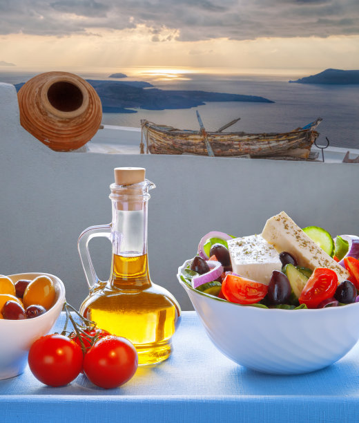 希腊圣托里尼岛上的蒂拉镇，希腊沙拉和渔船图片下载