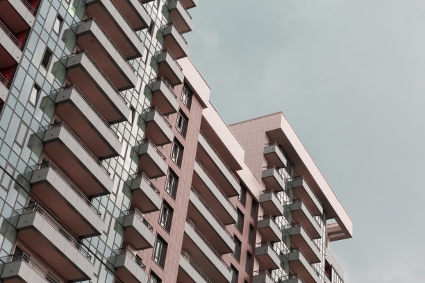 欧洲城市的多层公寓建筑。图片下载