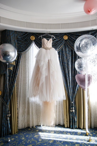 婚礼礼服，气球挂在窗户上图片下载