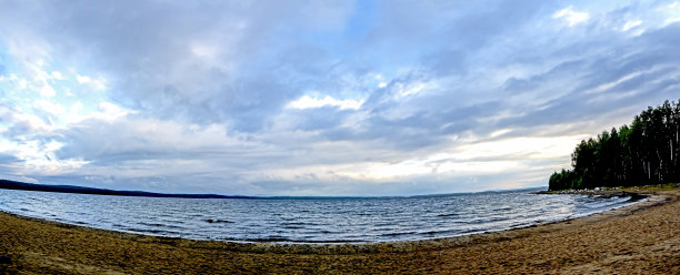 湖上蔚蓝多云的早晨天空图片下载