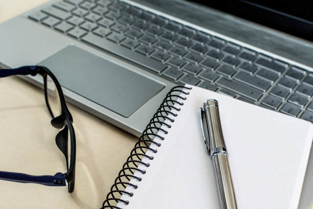 办公桌上的空白笔记本电脑和用品图片下载