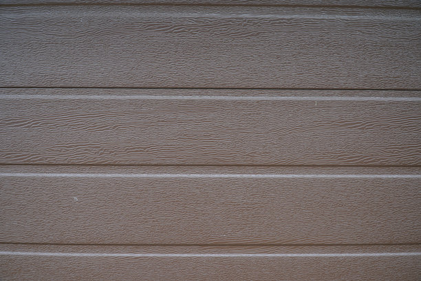 一块由棕色金属壁板制成的墙壁碎片。图片下载