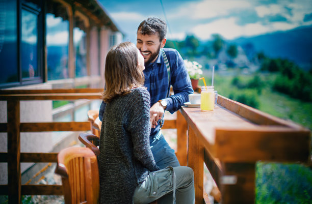 一对年轻的夫妇在山上享受。图片下载