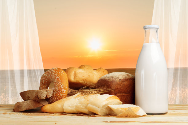 面包和牛奶在桌子上图片下载