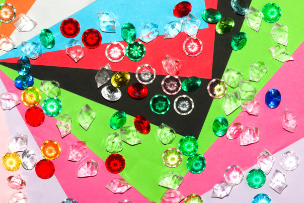 摘要彩纸底色以彩色假宝石为背景，色彩、艺术、创意、投入图片下载