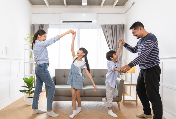 幸福的亚洲家庭爸爸和孩子儿子从积木建造建筑工。有爱心的父母在家里的客厅里和孩子们一起玩耍。图片下载