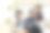 亚洲家庭使用平板电脑、笔记本电脑、手机玩游戏或看电影，在家放松的科技生活理念。图片下载