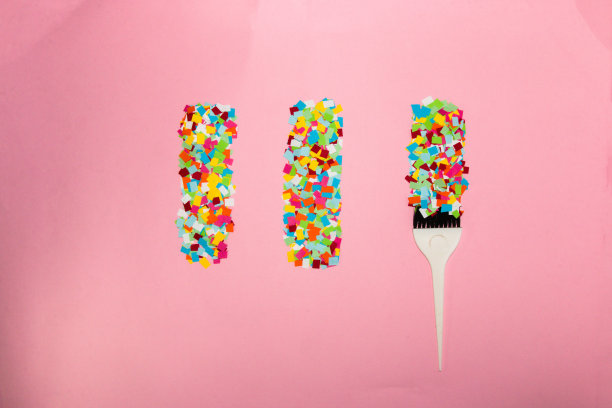 艺术墙纸用毛笔画出第三条彩色线条，线条从彩色纸上切下，创意、艺术概念、绘画图片下载