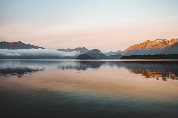马纳普利湖，峡湾国家公园，新西兰图片下载