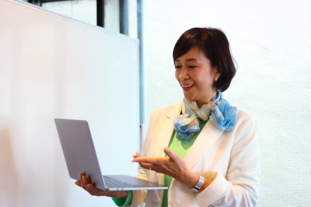 亚洲女企业主在办公室的肖像图片下载