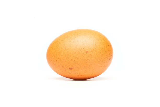 在白色背景上切出一个棕色有机鸡蛋。图片下载