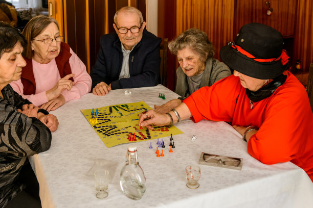 在一次社交聚会上，一群年长的人正在玩ludo游戏，玩得很开心。图片下载