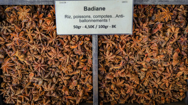 法国南部尼斯老城的农贸市场Cours Saleya上的八角图片下载