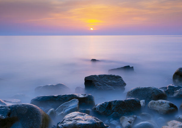 海浪拍打着尤斯卡迪多诺斯蒂亚市祖里奥拉海滩的岩石。图片下载