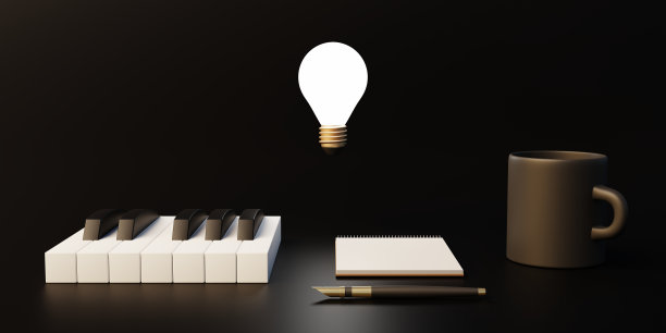 在工作室里通过写歌和弹钢琴来创作音乐的灵感图片下载