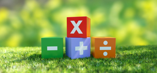 数学符号。加，减，加，减，乘，除。阻挡绿色自然。三维渲染图片下载