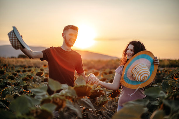 向日葵田里的一对年轻夫妇图片下载