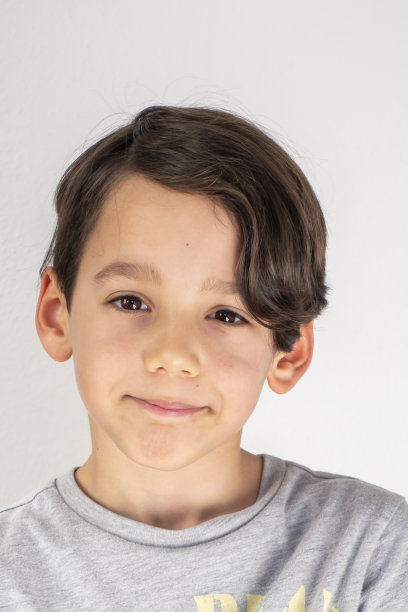 可爱的男孩对着镜头微笑图片下载