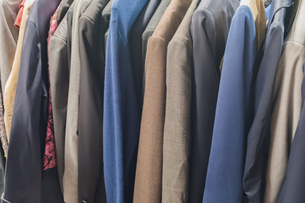 衣帽间挂着旧衣服，男装图片下载