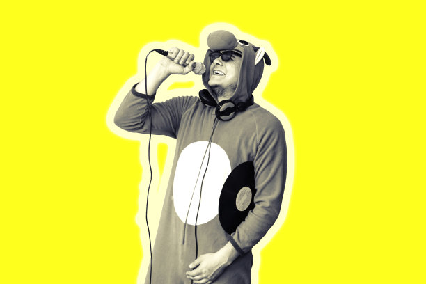 穿着cosplay服装的牛唱卡拉ok的人。穿着滑稽动物睡衣的人穿着睡衣拿着麦克风。有趣的照片。方的想法。迪斯科音乐。图片下载